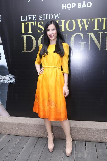 Trước đó, trong buổi họp báo thông tin về liveshow của mình. ca sĩ Đông Nhi nhận được nhiều lời khen về gu ăn mặc khi cô diện chiếc váy voan màu vàng giản dị nhưng sang chảnh.