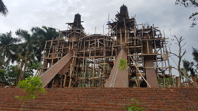 Bốn phía xung quanh, tường rào xây dựng cách điệu hoàn toàn bằng đá ong khá cầu kỳ, có cổng vòm trổ ở hai bên. Ảnh: Vietnamnet.