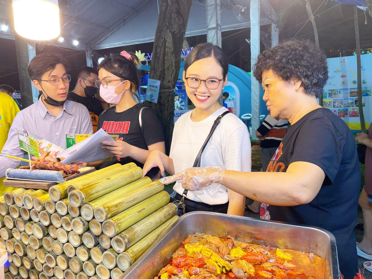 Dao quanh mot vong Viet Nam tai Ngay hoi Du lich TP.HCM-Hinh-6