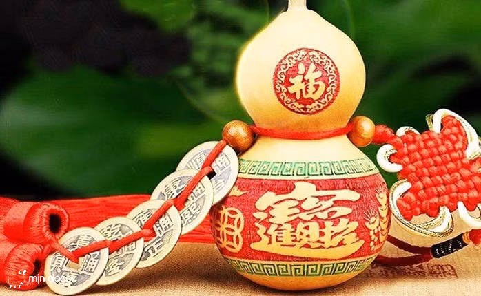  Hồ lô hòa hợp: Hồ lô hòa hợp là vật phẩm phong thủy phòng ngủ rất có ích, mang lại sự bình an, may mắn và tăng cường duyên số. Một bộ gồm ba hồ lô được kết nối bằng sợi dây. Đầu sợi dây tạo thành hình bánh xe pháp luân, biểu tượng của sự hòa hợp và kết nối. 