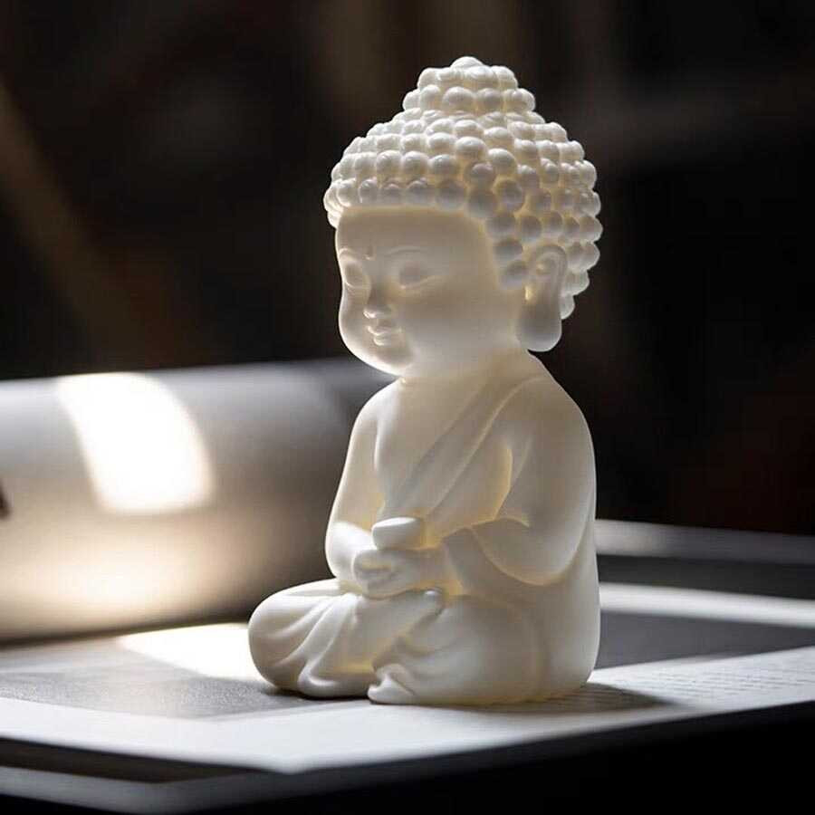  Trong phong thủy, đặt tượng thần Phật ở đầu giường được coi là cất giấu tài lộc, may mắn và có thể làm cho gia chủ gặp khó khăn trong sự nghiệp và công việc. Ngoài ra, việc đặt tượng ở vị trí này cũng được xem là không tôn trọng đối với Thần linh, có thể gây ra sự mất lộc và rủi ro không may mắn cho người trong nhà.