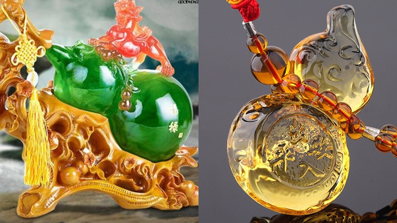  Thân hồ lô được khắc hình Tiên Đồng - Ngọc Nữ và chữ Hỷ, thể hiện mong muốn tốt lành cho duyên số và mối quan hệ vợ chồng. Phần cuối sợi dây có chùm quả ngũ hành giúp cân bằng âm dương và khí hậu hòa hợp. 