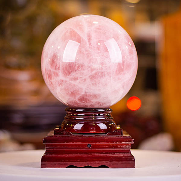  Những thứ nên đặt ở trong phòng ngủ. Cầu đá thạch anh hồng: Đá thạch anh hồng mang theo năng lượng dương, giúp giảm mệt mỏi, xua tan căng thẳng trong cơ thể, đồng thời có tác dụng tốt cho hệ thần kinh và tim mạch. Cầu đá thạch anh hồng đặc biệt có lợi cho tình yêu, tăng cường sự hòa hợp giữa hai người trong mối quan hệ hôn nhân. 