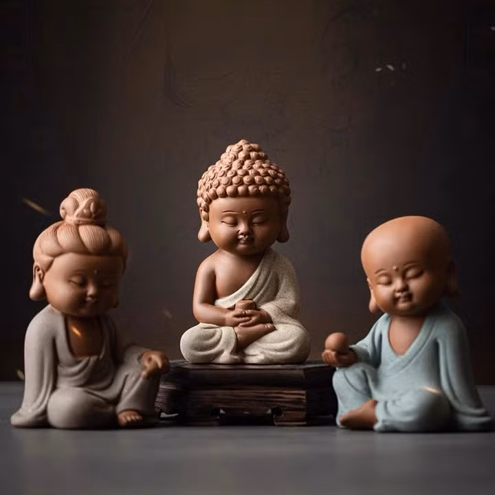  Theo quan niệm dân gian, tượng thần Phật là vật vô cùng linh thiêng và cần được đặt ở những nơi trang trọng, tôn nghiêm, không nên để trong phòng ngủ hoặc gần giường ngủ. Giường ngủ là nơi dành cho việc nghỉ ngơi của con người, không phải là nơi thích hợp để đặt tượng thần Phật. 