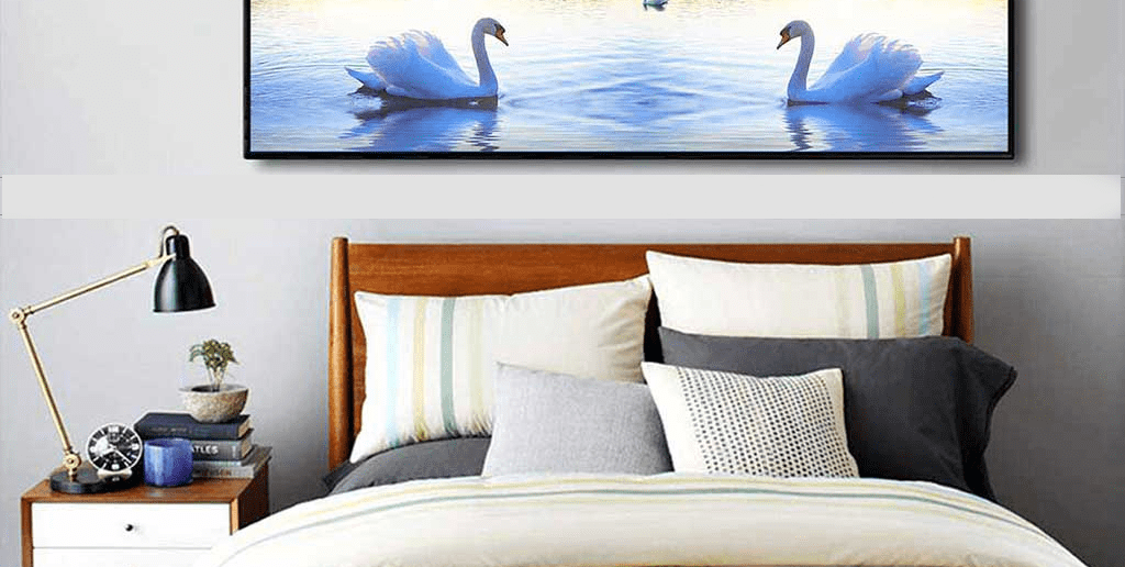  Tranh phong thủy: Trong phòng ngủ, ngoài các ảnh cá nhân, bạn cũng có thể treo một số bức tranh phong thủy như đôi cá chép, tranh uyên ương... để hỗ trợ cho cuộc sống tình cảm của đôi vợ chồng. 