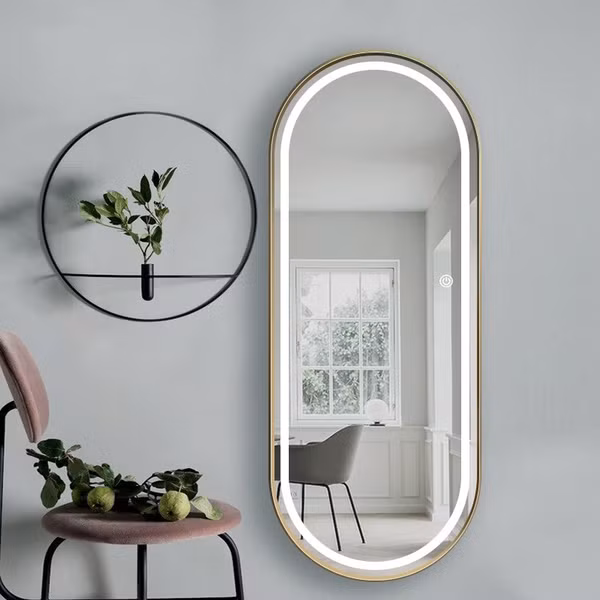 Nếu đặt gương đối diện với giường ngủ, ánh sáng từ gương có thể phản chiếu những chuyển động, tạo ra các phản xạ tự nhiên và có thể gây ra những cảm giác không thoải mái, thậm chí giúp người ta tỉnh giấc hoặc giật mình, làm ảnh hưởng đến chất lượng giấc ngủ của họ.