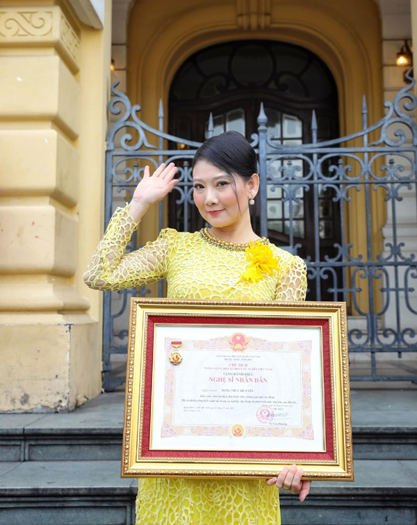 Ngày 6/3 vừa qua, Mỹ Uyên được phong tặng danh hiệu NSND tại Nhà hát Lớn (Hà Nội), chị vui khi những nỗ lực của mình được công nhận. Sự khích lệ này khiến chị càng yêu nghề, chị cũng luôn có ý thức đào tạo các bạn trẻ đam mê với nghề.