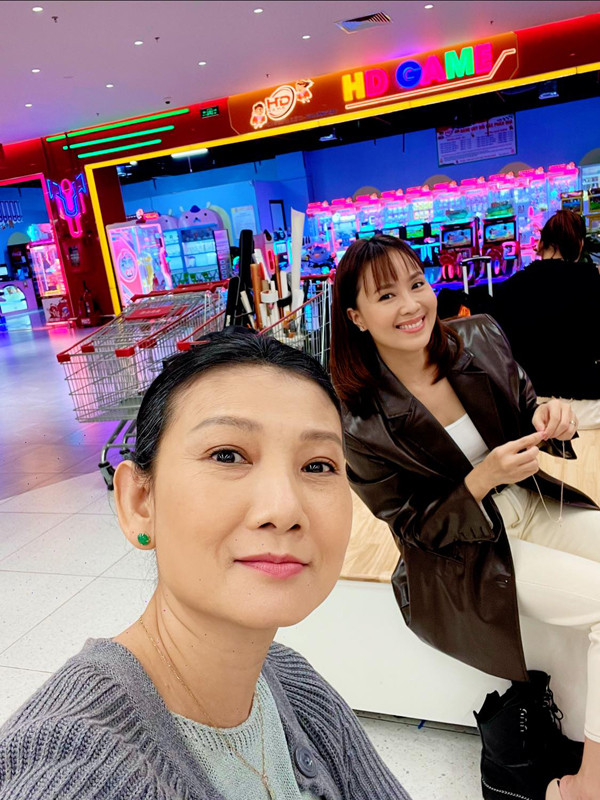 Mới đây, NSND Mỹ Uyên lại Bắc tiến khi tham gia phim "Trạm cứu hộ trái tim". Trong phim, chị là một người sống lương thiện, tần tảo nuôi con (nhân vật do Quang Sự đóng). Nhân vật của NSND Mỹ Uyên dành hết tình yêu thương cho con trai và khi có con dâu (nhân vật do Hồng Diễm đóng) bà cũng yêu con dâu mình như con gái ruột. NSND Mỹ Uyên cho biết, thời gian qua chị rất bận vừa làm quản lý, vừa giảng dạy, vừa diễn sân khấu nên đã từ chối nhiều kịch bản gửi đến. Tuy nhiên, khi thấy khán giả liên tục hỏi sao dạo này không thấy Mỹ Uyên đóng phim, chị chợt nhận ra là cần phải dành thời gian để gặp gỡ khán giả truyền hình.