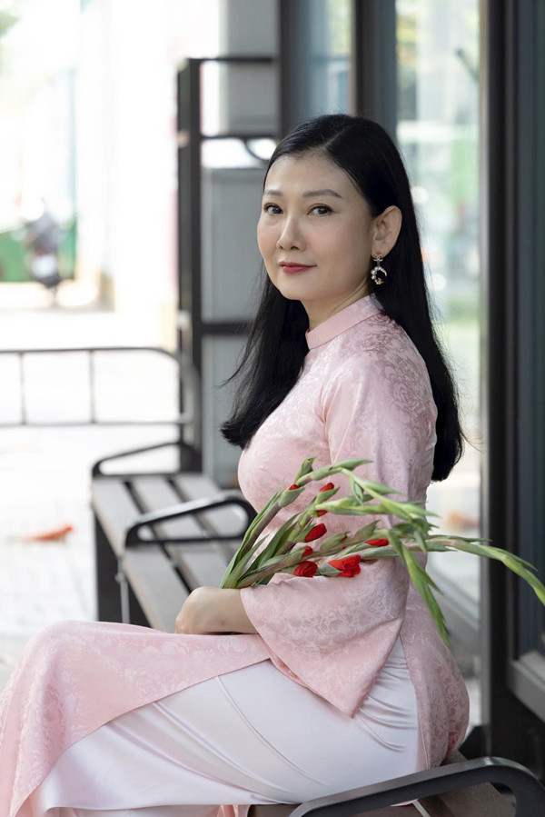 Ngoài những vai diễn trên phim truyền hình, Hiện tại, NSND Mỹ Uyên là Giám đốc của Sân khấu kịch 5B, dù trẻ đẹp nhưng Mỹ Uyên luôn được đảm nhận vai diễn gai góc, lam lũ. Sự đối lập từ hình ảnh ngoài đời và trên phim cũng là một trong những yếu tố thể hiện tài năng trong diễn xuất của chị.