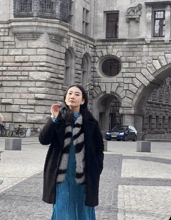 NSND Mỹ Uyên ở tuổi U50, Mỹ Uyên vẫn giữ được nhan sắc trẻ trung, xinh đẹp. Song điều khiến nhiều người hâm mộ tiếc nuối là chị chưa lập gia đình. Theo nữ nghệ sĩ, chị không chịu sức ép chuyện kết hôn vì mẹ chị đã qua đời, còn bố thì bỏ ba mẹ con chị đi từ khi chị còn nhỏ.