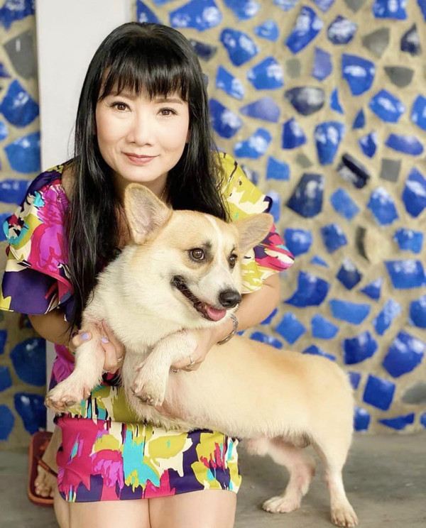 Hơn nữa, tuy không cưới, nhưng chị vẫn yêu. Nữ nghệ sĩ tâm sự: “Ai cũng hỏi sao vẫn độc thân nhưng tôi nghĩ rằng mình không ế vì vẫn có nhiều người đàn ông yêu và đeo đuổi tôi lắm... Tới 70 tuổi, tôi vẫn có thể làm cô dâu được. Khi đó, tôi sẽ mặc một chiếc áo cưới thật sexy, cài một bông hoa thật to trên đầu và đi xe mui trần”.