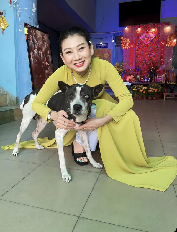 Gần đây, NSND Mỹ Uyên tiết lộ chị đang cảm thấy hạnh phúc vì có người đàn ông của riêng mình, được lãng mạn bay bổng trong tình yêu. Nữ nghệ sĩ gạo cội không công khai danh tính bạn trai, song bày tỏ đó là một chàng trai trẻ, thương yêu mình thật lòng.