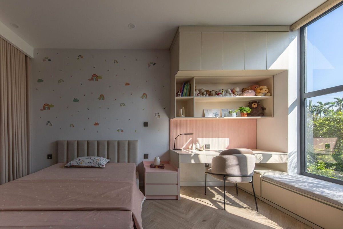 Phòng trẻ em có khu vực đọc sách ngập tràn ánh nắng.