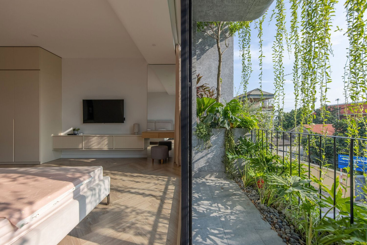 Không gian xanh trước phòng ngủ chính.