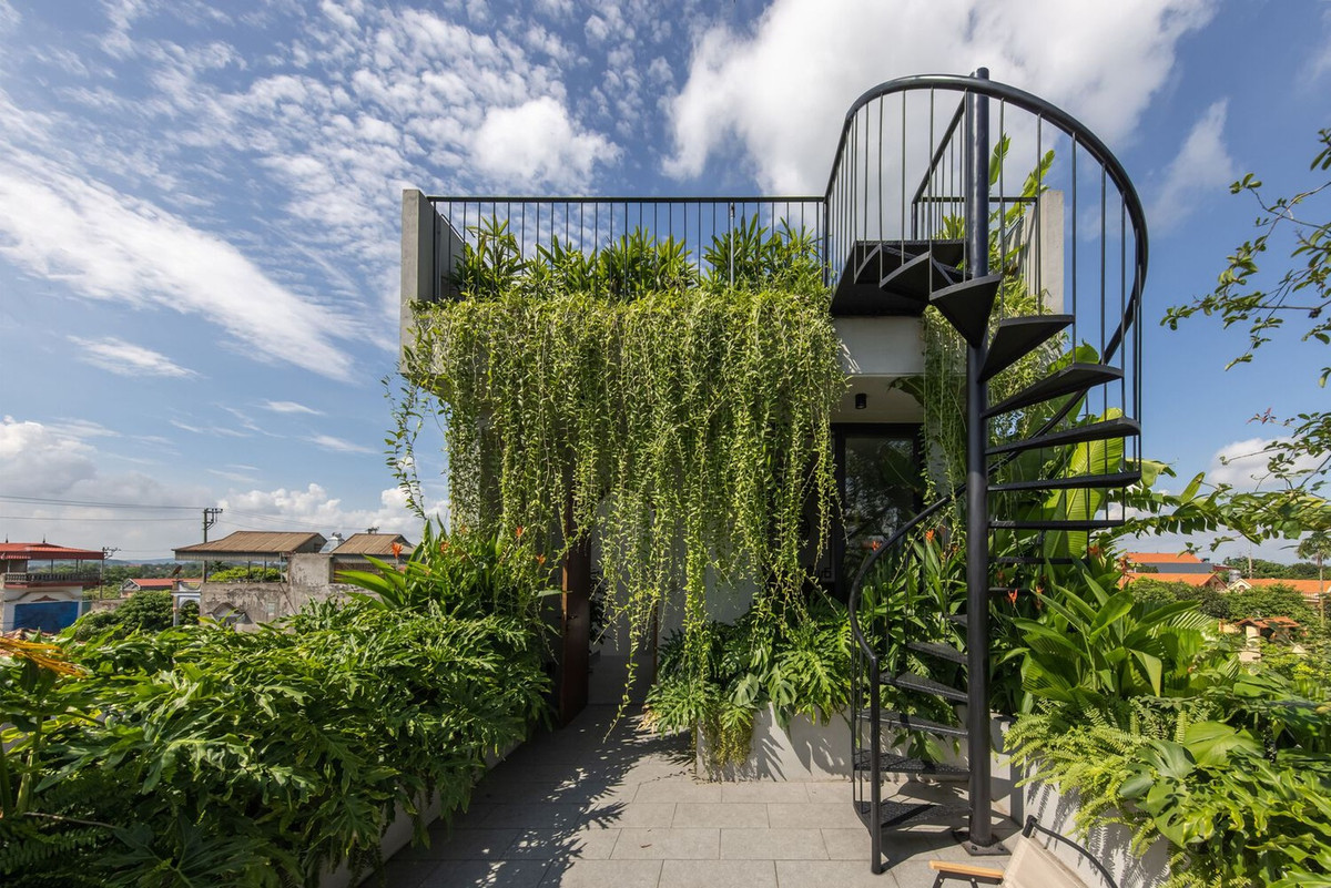 Điểm nhấn của căn nhà là sân vườn rộng ở tầng 3.