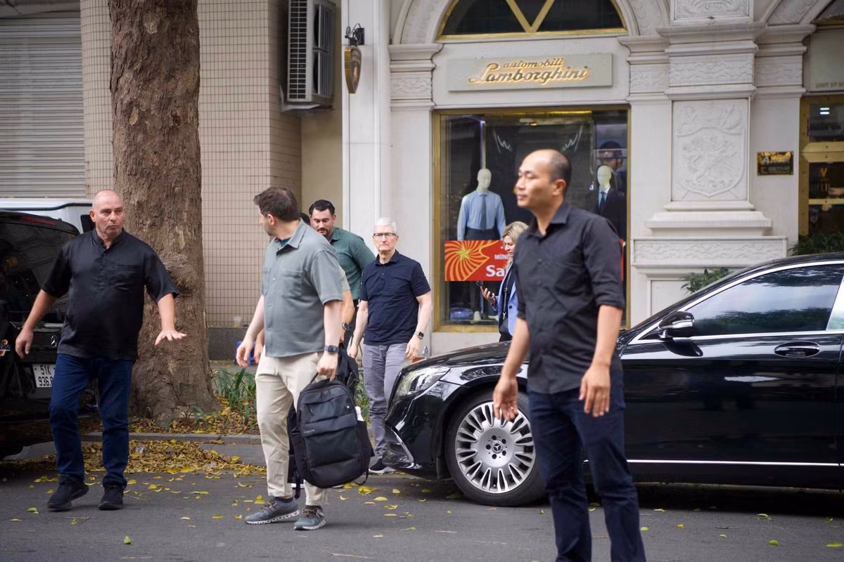 Sau khi gặp gỡ hai mẹ con ca sĩ Mỹ Linh, chiều ngày 15/4, Tim Cook tiếp tục thưởng thức một quán cà phê ở phố Hai Bà Trưng. Theo nguồn tin của Tiền Phong, Tim Cook lưu trú tại một khách sạn 5 sao cách bờ hồ Hoàn Kiếm chỉ khoảng 1 km. Điều này giúp ông thuận tiện trong việc di chuyển, cùng những hoạt động khám phá văn hóa Việt Nam ở khu vực phố cổ. Ảnh: Phạm Duy.