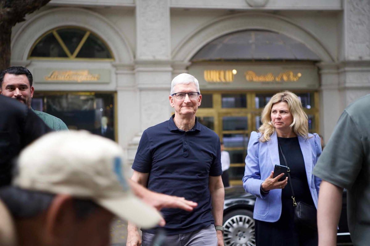 Ngay khi đến thủ đô Việt Nam, vị CEO của Apple chia sẻ rằng không có nơi nào như nước ta, một đất nước sôi động và xinh đẹp. Ông vô cùng hào hứng khi được tới đây kết nối với các sinh viên, nhà sáng tạo và khách hàng, hiểu hơn về sự đa dạng trong cách họ sử dụng sản phẩm của Apple để làm nên những điều phi thường. Ảnh: Phạm Duy.