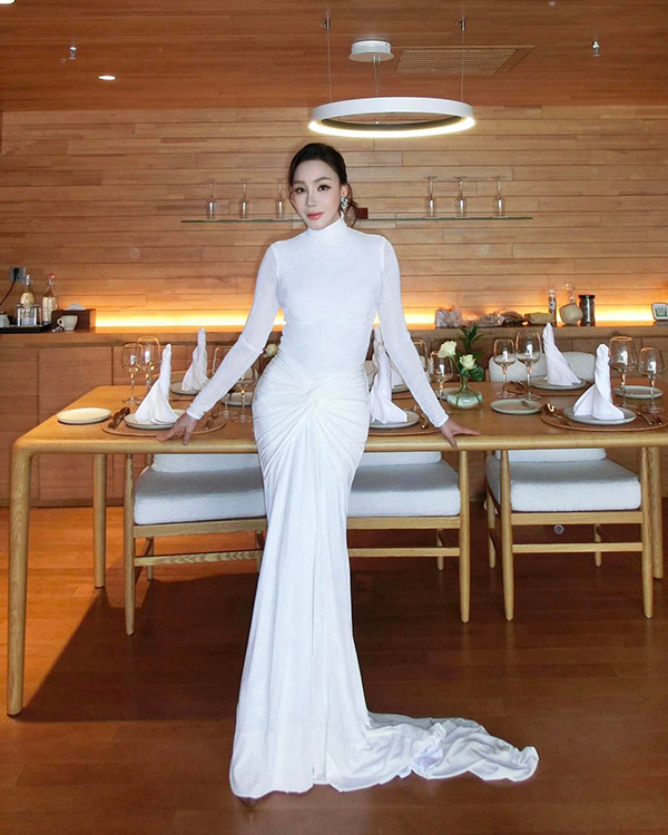  Ngoài ra, người đẹp này còn sở hữu một chuỗi khu nghỉ dưỡng nổi tiếng cùng hệ thống nhà hàng Chay. Cuộc sống của Hồ Quỳnh Hương cũng chẳng kém cạnh các đại gia khi sống trong không gian sống đẹp, vây quanh là xe sang cùng hàng hiệu.