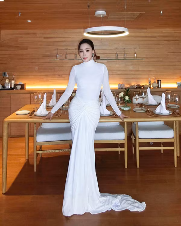  Ngoài ra, người đẹp này còn sở hữu một chuỗi khu nghỉ dưỡng nổi tiếng cùng hệ thống nhà hàng Chay. Cuộc sống của Hồ Quỳnh Hương cũng chẳng kém cạnh các đại gia khi sống trong không gian sống đẹp, vây quanh là xe sang cùng hàng hiệu.