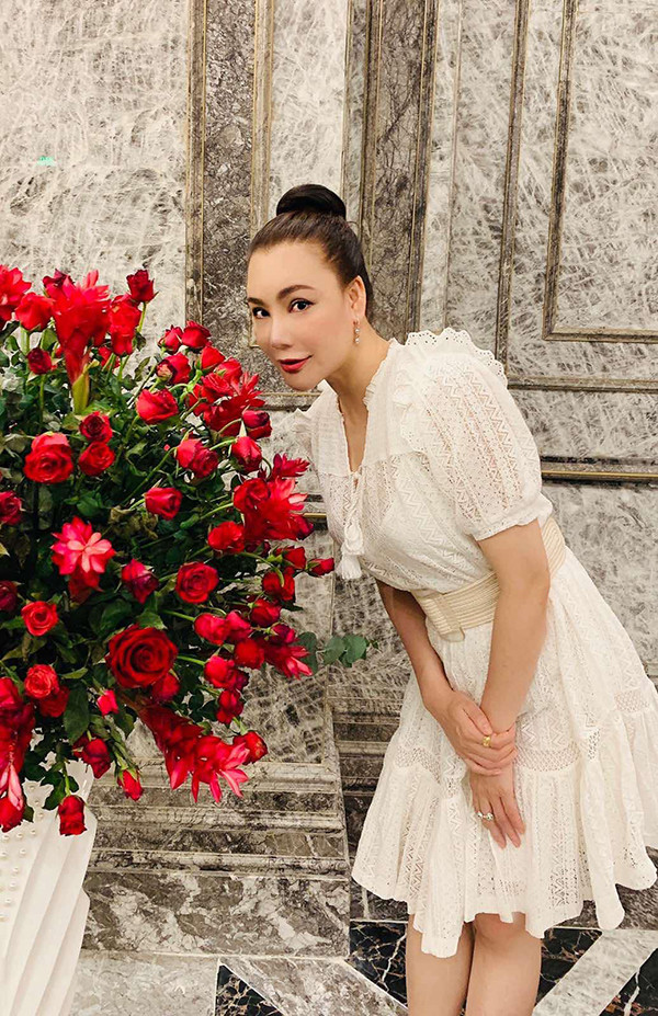  Ngoài thành tích tốt trong nghề, Hồ Quỳnh Hương còn là một đại gia ngầm trong làng giải trí. Cô từng tiết lộ về chuyên tiêu tiền thoải mái. Nữ ca sĩ đất Mỏ tâm sự: "Tôi nổi tiếng, kiếm được nhiều tiền. Tiền nhiều đến mức tôi chẳng cần đếm, cứ vứt trong két sắt rồi lấy ra tiêu xài". 