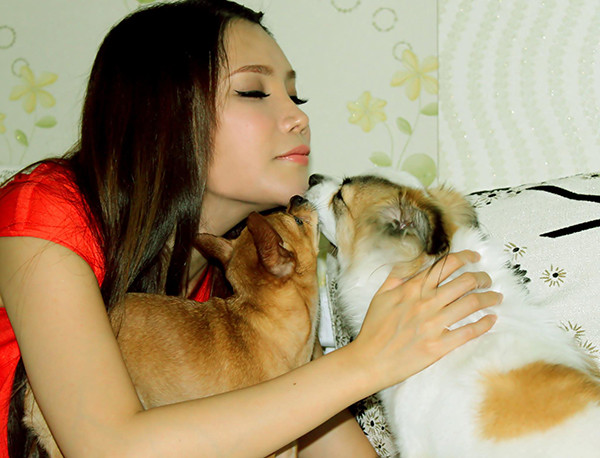 Ngoài ra, giọng đất Mỏ còn có duyên với những giải thưởng lớn nhỏ trong sự nghiệp. Năm 2004 cô đạt giải video clip được yêu thích nhất do Hội đồng Nghệ thuật và Khán giả bình chọn, giải thưởng được tổ chức bởi Đài Truyền hình Việt Nam (Giải VTV Bài hát tôi yêu), giải Nữ ca sĩ nhạc Pop được yêu thích nhất do báo Người Lao động bình chọn (Giải Mai Vàng), giải Ca sĩ triển vọng giải thưởng âm nhạc Làn Sóng Xanh 2003 - 2004. Năm 2005: Huy chương vàng giọng hát hay chuyên nghiệp toàn quốc, ca sĩ được yêu thích nhất do khán giả bình chọn của Đài Tiếng nói nhân dân Thành phố Hồ Chí Minh (Giải Làn Sóng Xanh), Giải thưởng Cống Hiến của báo Thể thao &amp; Văn hóa, được trao tặng bằng khen của Thủ tướng Chính phủ.