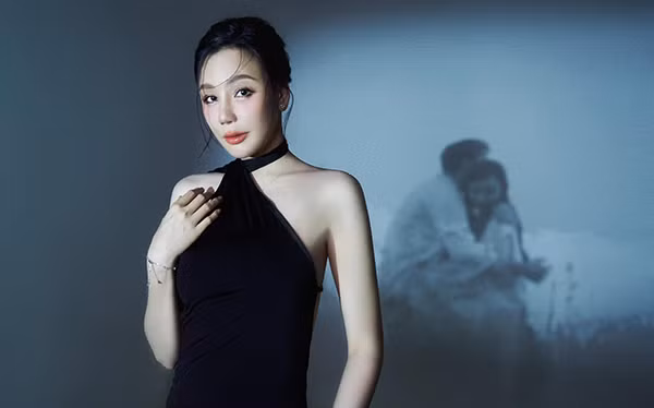  Được biết, Hồ Quỳnh Hương có hai căn biệt thự với trị giá hàng chục tỉ đồng tại Hà Nội và TP.HCM. Căn biệt thự ở Sài Gòn là nơi Hồ Quỳnh Hương mua được bằng tiền cát-sê sau nhiều năm đi hát. Căn nhà tọa lạc trên một mảnh đất rộng lớn ở Thủ Đức, đây cũng là nơi Hồ Quỳnh Hương trở về sau những ngày làm việc mệt nhọc để tận hưởng bầu không khí trong lành, xa trung tâm thành phố. Ngoài ra, nữ ca sĩ còn sở hữu một căn nhà nằm trên phố Trương Định tại Hà Nội. Hồ Quỳnh Hương từng tiết lộ, cô đã phải đập căn nhà tới 4 lần mới có thể xây lại nội thất bên trong vừa ý. 