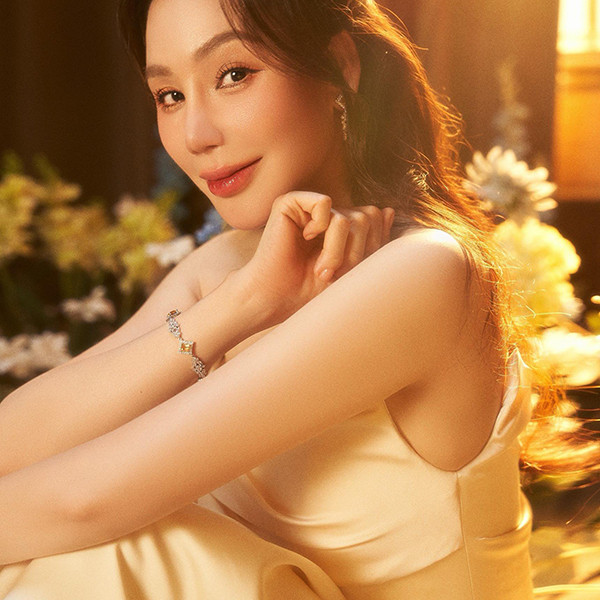  Ngoài ra, cô cho biết bản thân vẫn còn tình yêu với nghệ thuật. Hồ Quỳnh Hương trải lòng: "Hương luôn nhớ sân khấu và khán giả của mình, dòng máu nghệ thuật luôn chảy trong con người Hương. Hiện tại, công việc kinh doanh của Hương đã ổn định, Hương sẽ trở lại với khán giả của mình". 