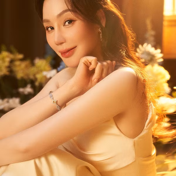  Ngoài ra, cô cho biết bản thân vẫn còn tình yêu với nghệ thuật. Hồ Quỳnh Hương trải lòng: "Hương luôn nhớ sân khấu và khán giả của mình, dòng máu nghệ thuật luôn chảy trong con người Hương. Hiện tại, công việc kinh doanh của Hương đã ổn định, Hương sẽ trở lại với khán giả của mình". 