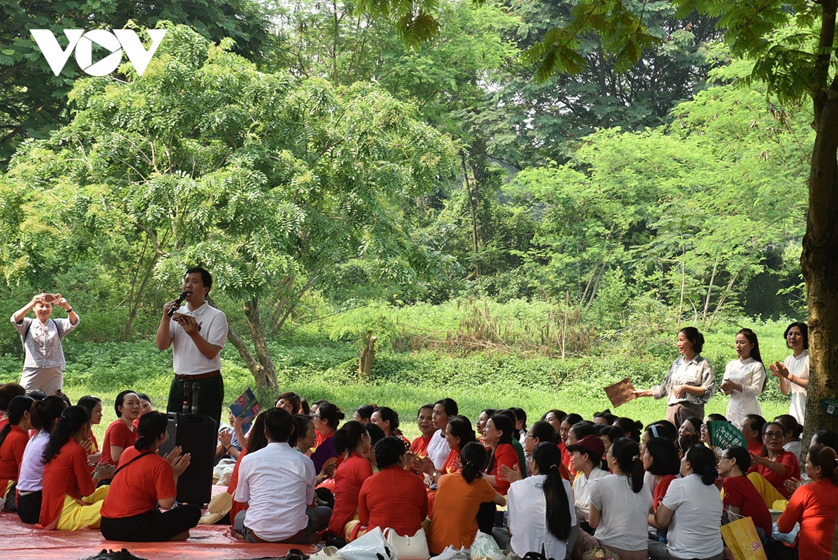 Nhiều đoàn tổ chức đến công viên vui chơi, văn nghệ, sinh hoạt, cắm trại.