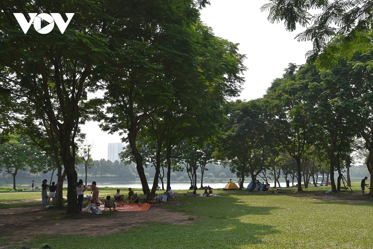 Không gian xanh tạo ra một sự hấp dẫn đặc biệt, thu hút mọi người đến khám phá và tận hưởng những khoảnh khắc bình yên giữa thiên nhiên.