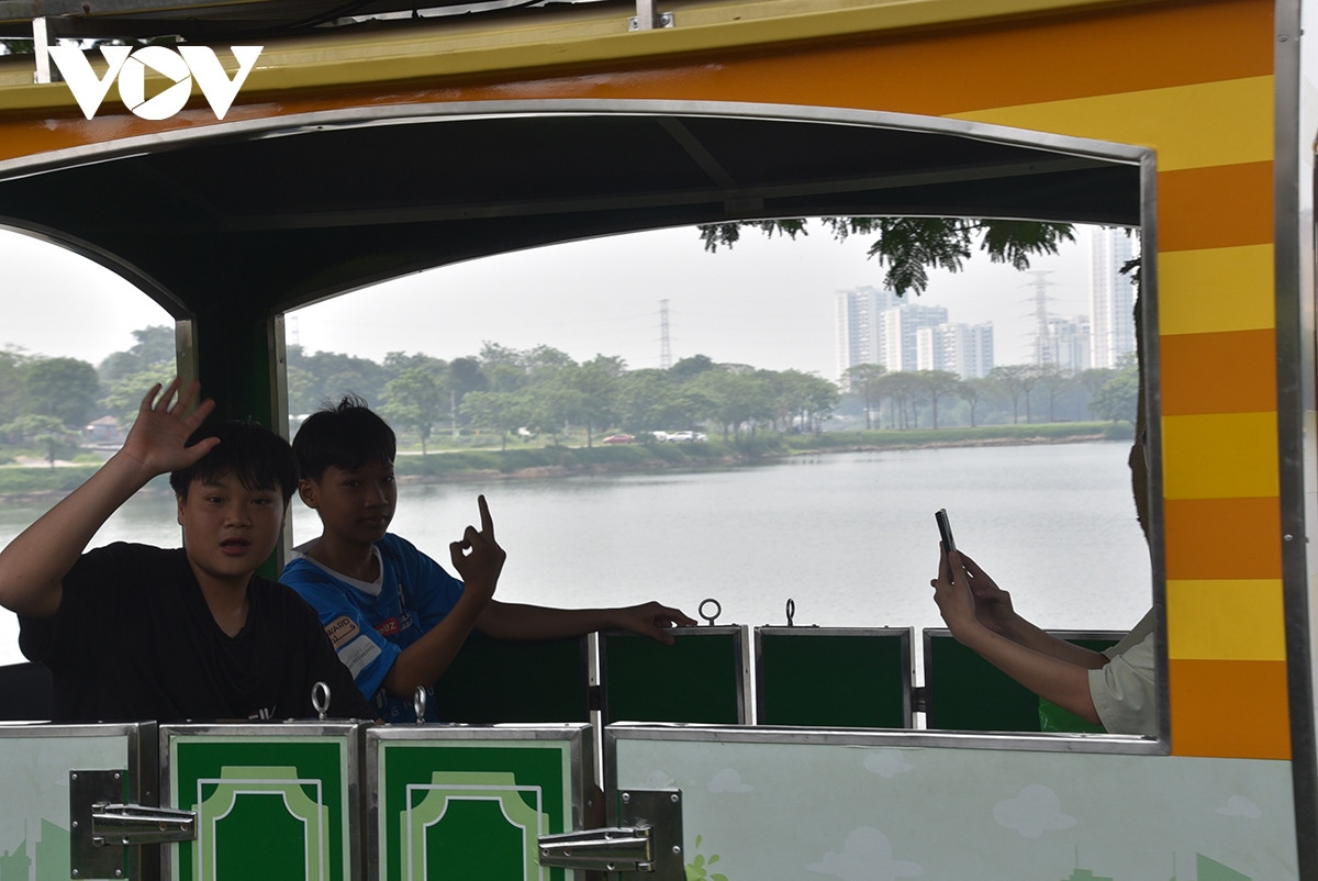 Không gian xanh tươi, hồ nước trong xanh và không khí trong lành, công viên là nơi lý tưởng để thư giãn và tận hưởng ngày nghỉ lễ, nhất là thời điểm hiện nay nền nhiệt thời tiết cao 39 độ C.