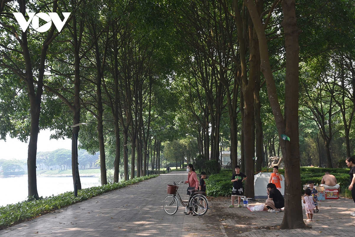 br/> Chị Hoàng Thị Lan ở Ngũ Hiệp, Thanh Trì, Hà Nội cho biết, kỳ nghỉ lễ này gia đinh không đi chơi xa. Thời tiết nắng nóng, gia đình thống nhất dành một ngày đến Công viên Yên Sở chơi, hồ nước, cây xanh ở đây thật tuyệt vời, nhất là trời nóng nực 39 độ C như thế này. Gia đình chuẩn bị ít đồ nướng, lều để sinh hoạt vui chơi, các cháu được chạy nhảy rất thích thú.