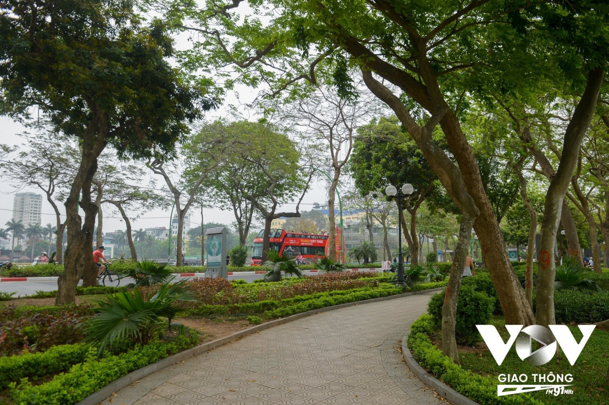 Bên cạnh là phố xá với xe cộ qua lại, nhưng đi bộ lạc vào vườn cây ven hồ Tây sẽ xua tan đi những vội vã.