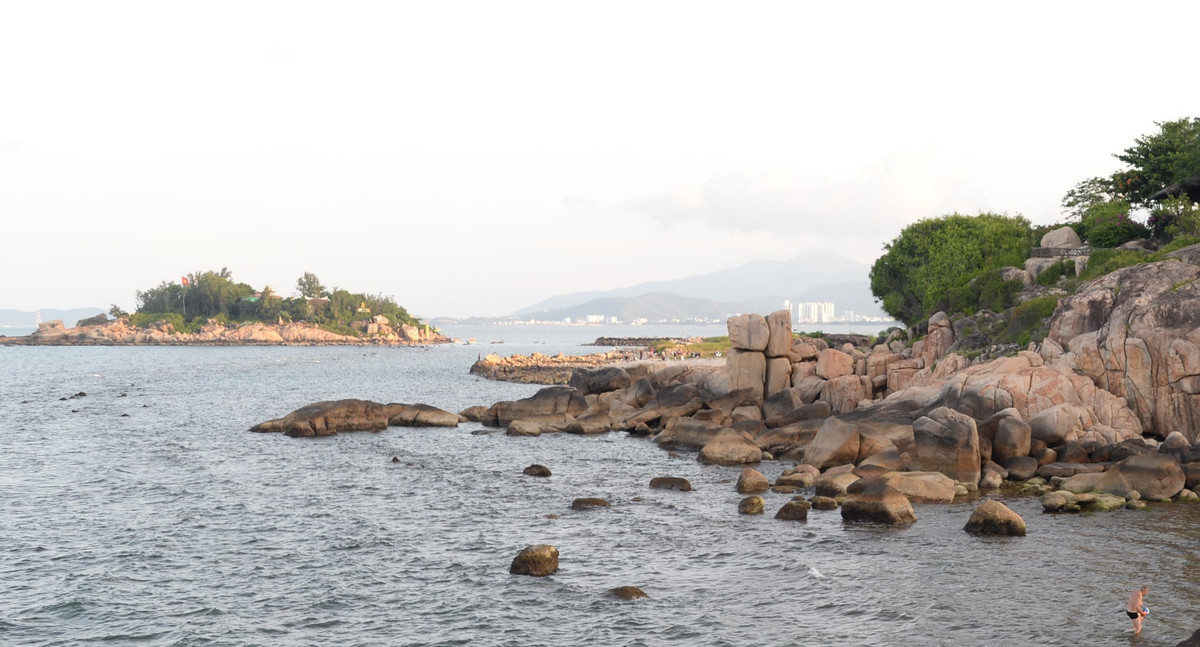 Hon Chong - Hon Vo: Nguoi khong lo truot chan hay moi tinh sat son tren da?-Hinh-6