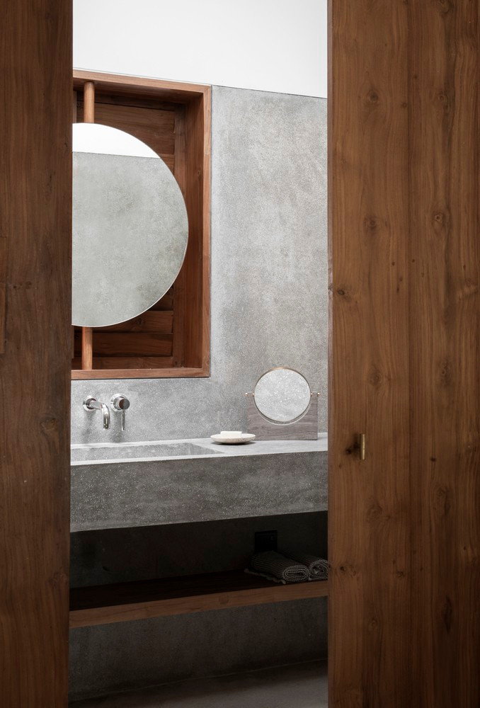 br/> Hai phòng ngủ của khu nhà đều có phòng tắm mở ra sân riêng, mang đến cảm giác sang trọng như được hòa mình vào thiên nhiên khi tắm.