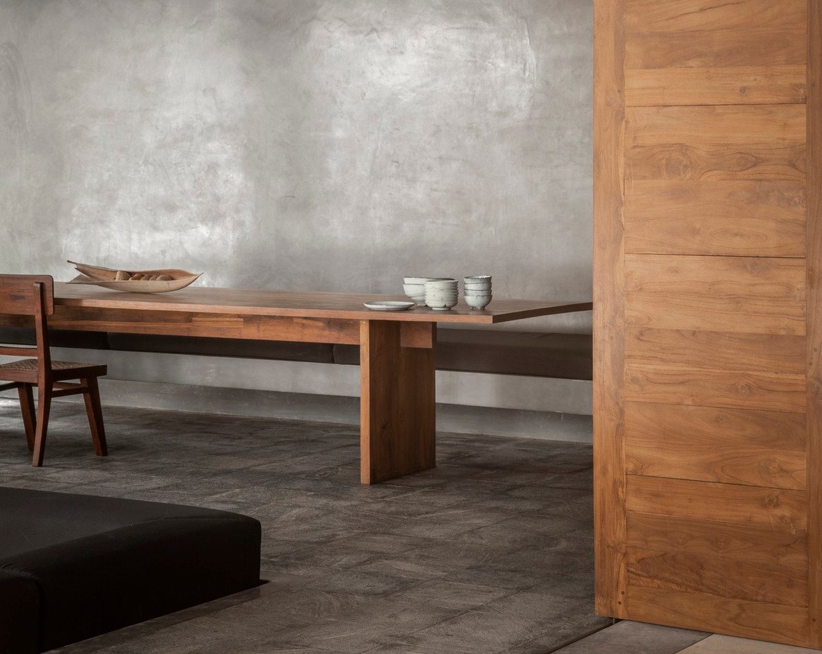 Ngôi nhà sử dụng các vật liệu tự nhiên như gỗ tếch địa phương, đá terrazzo, mặt tiền bằng xi măng đánh bóng, trong khi các khu vực ngoài trời lát đá granit địa phương.