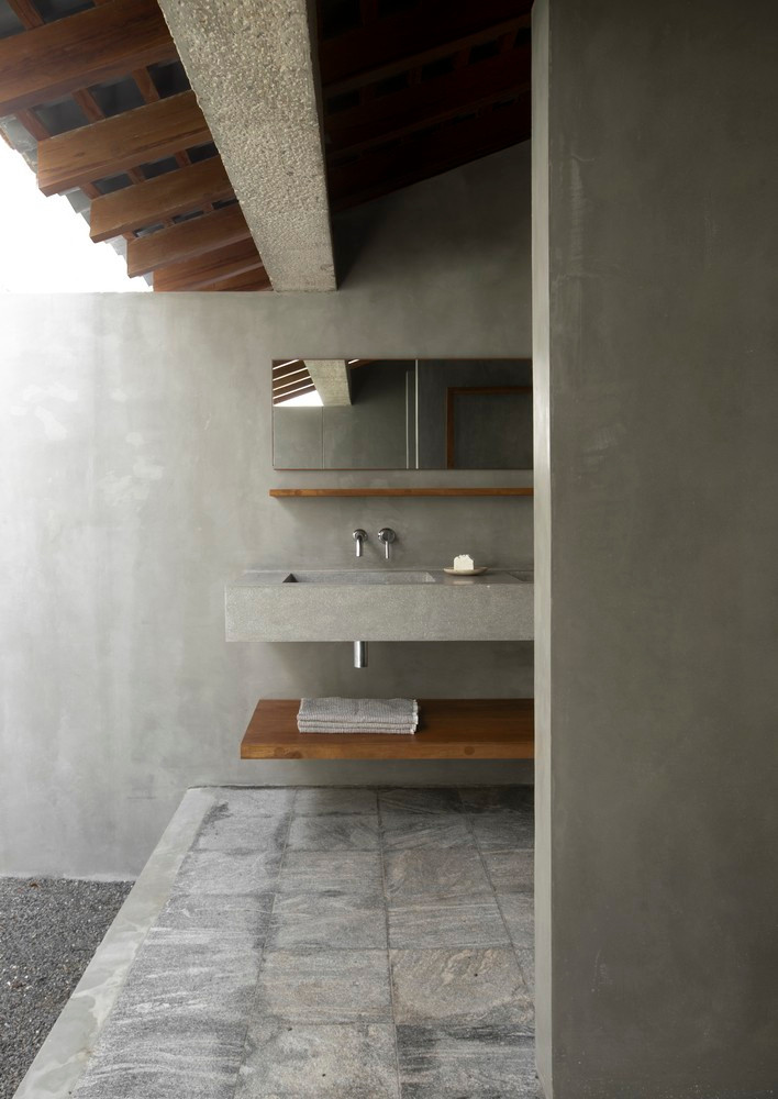 br/> Các khu vực chung của ngôi nhà nằm ở phía Đông luôn tràn ngập ánh nắng tự nhiên nhờ sử dụng hệ cửa chớp gỗ.