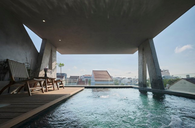 Vẫn là triết lý xanh bền vững với không gian mở tối ưu ánh sáng tự nhiên, tạo nguồn không khí lưu thông giúp điều hoà không gian sống, một khoảng không gian được kiến trúc sử dụng cho hồ bơi, thay vì bố trí ở tầng 1 gây mất riêng tư và chật hẹp đã được đưa lên tầng 2, nơi có thể phóng tầm mắt ra xa và mang tính riêng tư cao hơn.