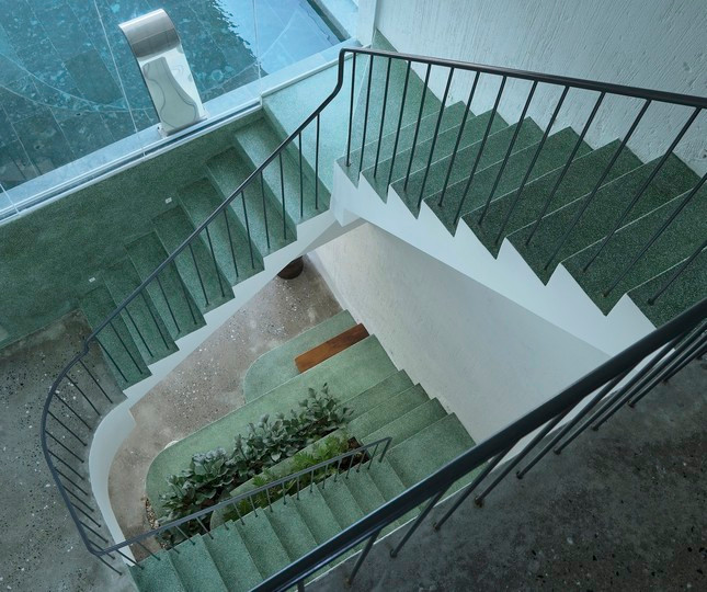 Để đảm bảo tuân thủ các quy định xây dựng của phố cổ Hội An. Các kiến trúc sư đã giảm số lượng phòng từ 9 phòng xuống còn 7 phòng, để dành một phần không gian cho việc di chuyển hấp dẫn hơn.