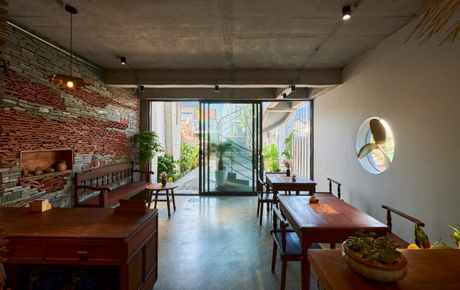 Khi vào bên trong, ngôn ngữ thiết kế vẫn giữ được sự thống nhất với "cuộc chơi" phối trộn. Trần bê tông lộ dầm cứng cáp thô nhám với tường ngói và đá xếp ngẫu hứng đi cùng sàn đá mài và nội thất gỗ có kiểu dáng truyền thống "rất Hội An.