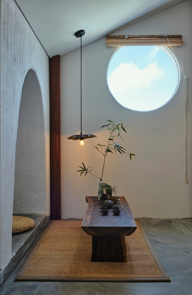 Cài cắm những phong cách thiết kế khác nhau trong thiết kế nội thất cũng là cách để biến không gian thành một tổ hợp đa văn hóa. Từ bộ bàn trà kiểu Nhật đến những vòm cửa cong cong Địa Trung Hải, từ bồn ngâm lộ ra ngoài đến những mảnh ngói cũ dán tường,...mọi sự sắp đặt vừa mang tính ngẫu hứng vừa là sự cố ý cài cắm.