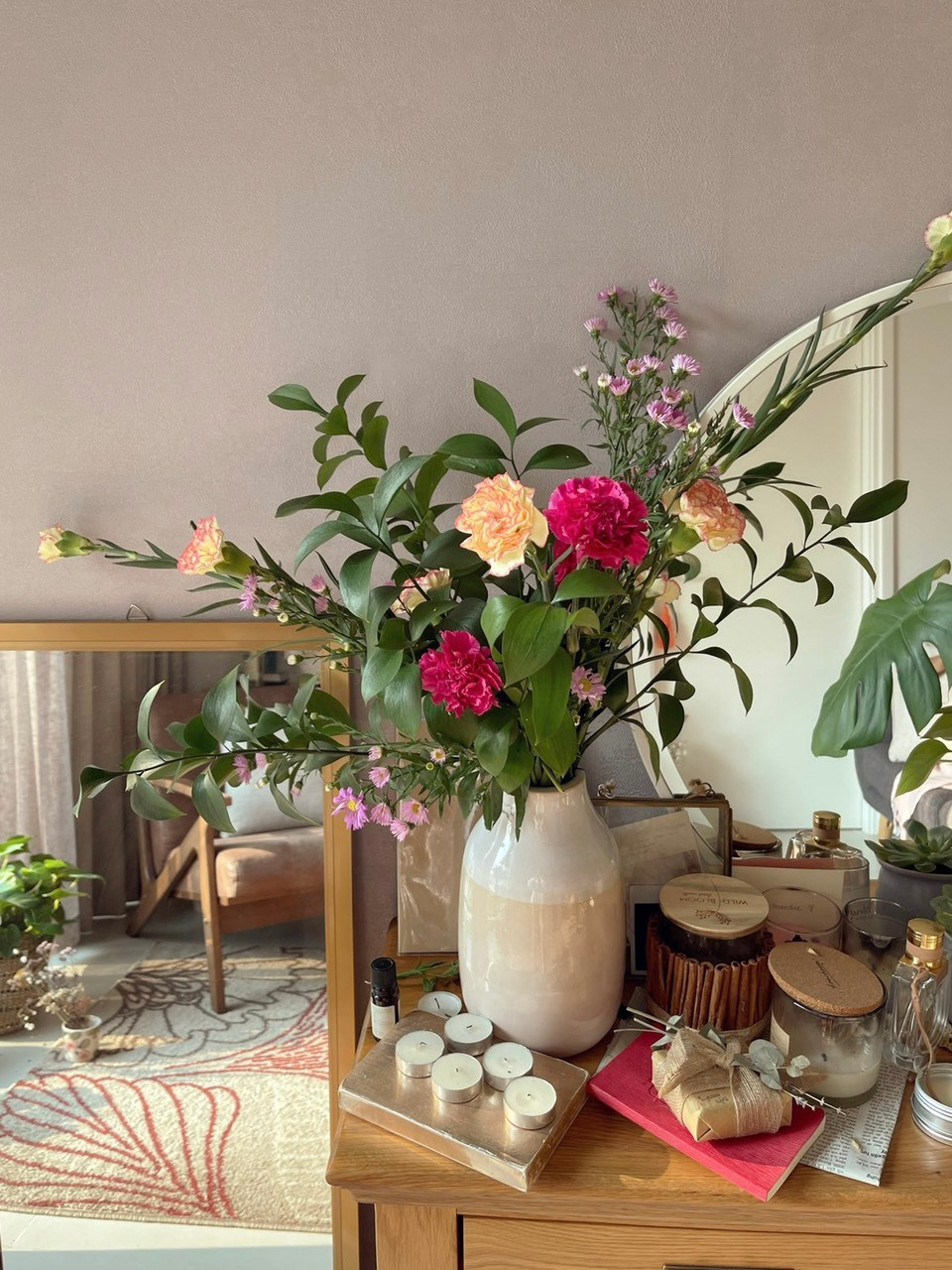 Nhưng thật ra tôi không có quy tắc nhất định nào. Tôi sẽ mua đồ dựa theo cảm tính. Tôi mường tượng xem món đồ sẽ hợp với góc này hoặc góc kia trong nhà. Nhưng tôi cũng khá thận trọng khi mua đồ nội thất vì không muốn tích trữ quá nhiều đồ đạc trong nhà', cô bật mí.