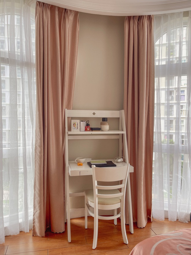 "Mình thấy quy trình thuê nhà ở Việt Nam dễ hơn và cũng có nhiều sự lựa chọn hơn. Mọi người có thể tìm trên Facebook, có thể hỏi mọi người xung quanh... Còn ở Pháp, đặc biệt là ở những thành phố lớn như Paris thì ngược lại. Việc tìm được 1 căn hộ khó khăn hơn vì nhu cầu cao, có ít lựa chọn hơn và các thủ tục hành chính cũng tương đối phức tạp", người đẹp cho biết khi nói về trải nghiệm thuê nhà tại Việt Nam.