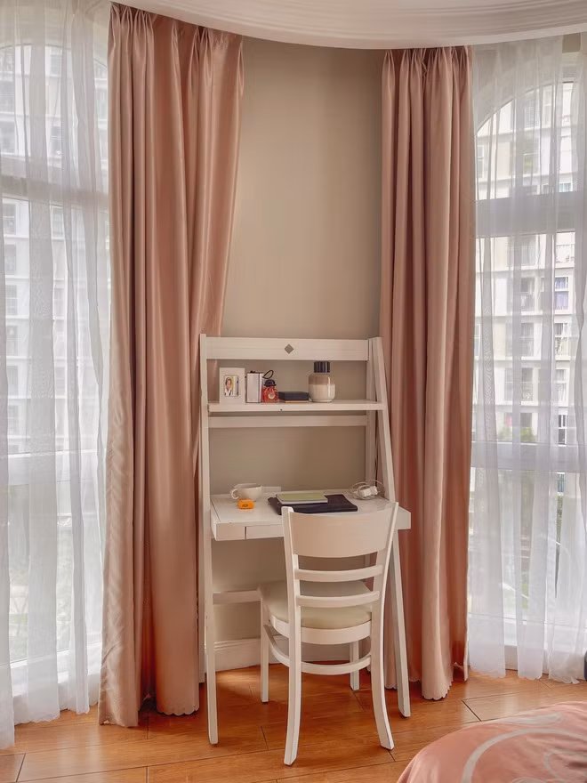 "Mình thấy quy trình thuê nhà ở Việt Nam dễ hơn và cũng có nhiều sự lựa chọn hơn. Mọi người có thể tìm trên Facebook, có thể hỏi mọi người xung quanh... Còn ở Pháp, đặc biệt là ở những thành phố lớn như Paris thì ngược lại. Việc tìm được 1 căn hộ khó khăn hơn vì nhu cầu cao, có ít lựa chọn hơn và các thủ tục hành chính cũng tương đối phức tạp", người đẹp cho biết khi nói về trải nghiệm thuê nhà tại Việt Nam.