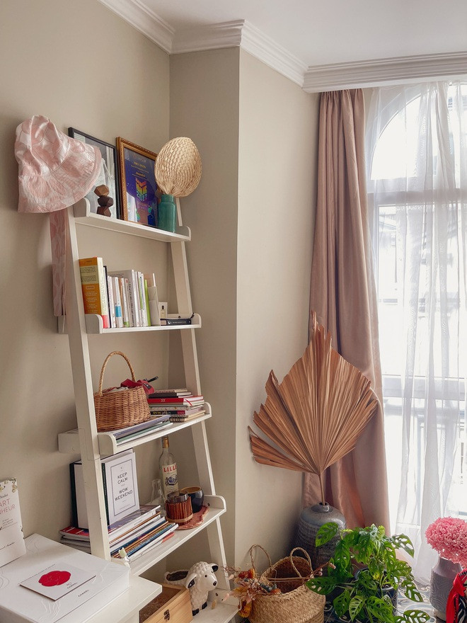 Bảng màu của căn hộ là sự kết hợp giữa màu gỗ, màu trắng và các màu pastel nhẹ nhàng. Trong căn hộ có phòng khách thông với bếp, một phòng ngủ, phòng tắm và khu vực giặt ủi.