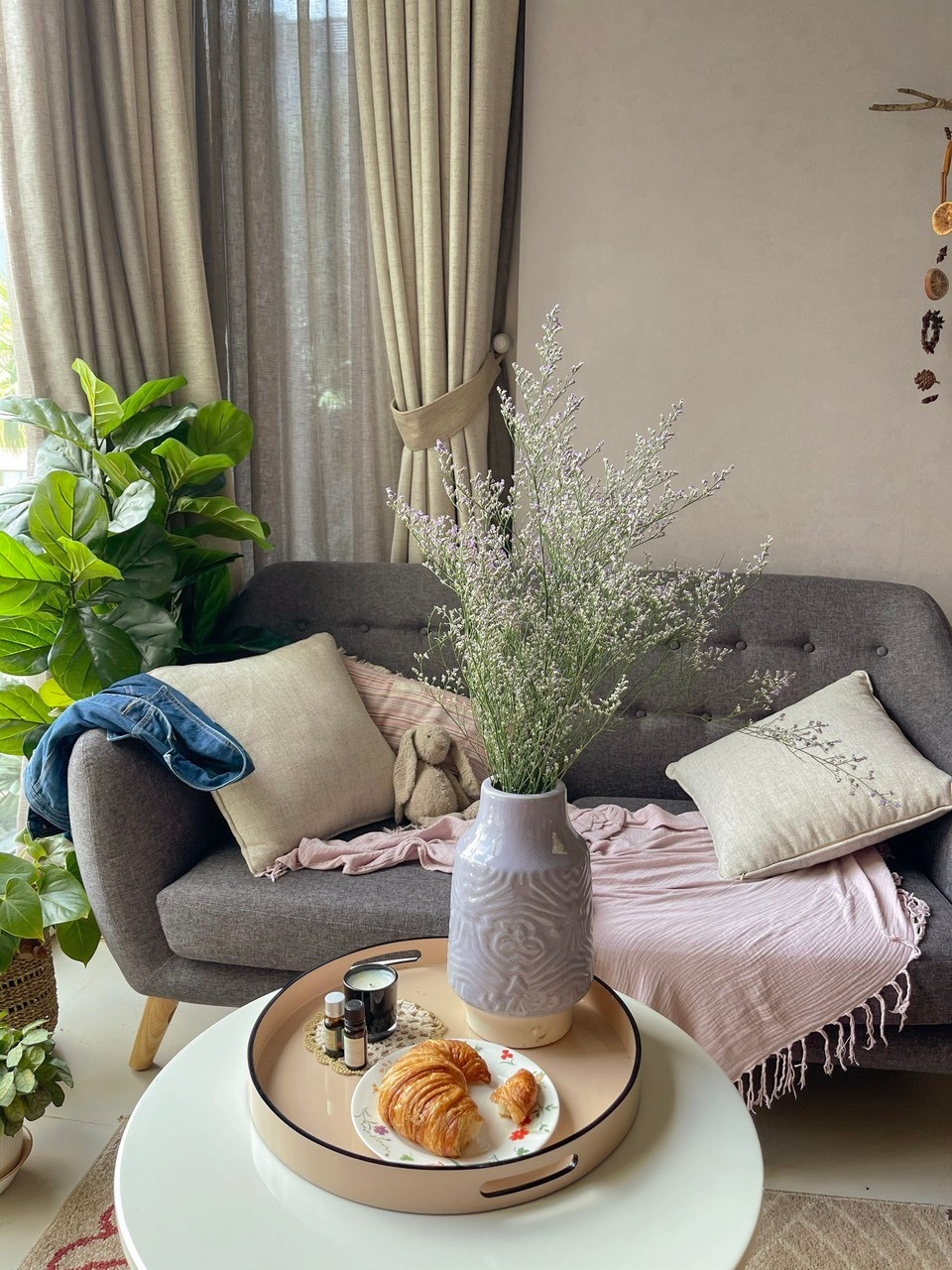 'Cá nhân tôi thấy vài bức tranh về nghệ thuật đương đại trên tường, một chiếc ghế sofa đi cùng chăn phủ, tấm thảm ấm áp cùng chiếc bàn gỗ cũ, ở trên có bình hoa và vài cuốn sách hay là một sự kết hợp vô cùng tuyệt vời', cô nói.