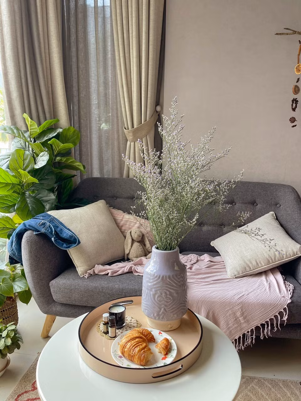 'Cá nhân tôi thấy vài bức tranh về nghệ thuật đương đại trên tường, một chiếc ghế sofa đi cùng chăn phủ, tấm thảm ấm áp cùng chiếc bàn gỗ cũ, ở trên có bình hoa và vài cuốn sách hay là một sự kết hợp vô cùng tuyệt vời', cô nói.