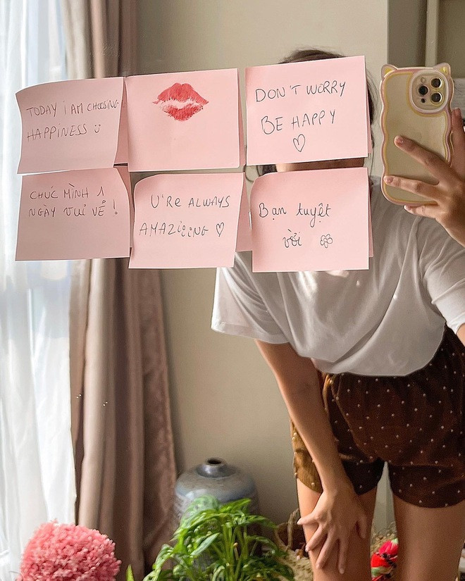 Còn phong cách riêng của không gian sống phụ thuộc vào sở thích cá nhân. 'Quan trọng là cảm giác khi bạn vừa đặt chân vào ngôi nhà. Giống như khi bạn gặp ai đó, đôi khi bạn thấy sự liên kết bền chặt của cả hai và đôi khi lại không', người đẹp cười nói.