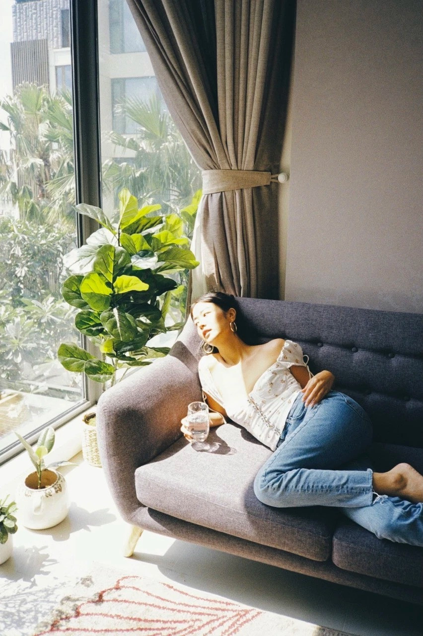 Tuy không có quy tắc nào khi sắp xếp nhà cửa, Amandine đặt ra vài quy tắc cho việc dọn dẹp. Cô không bao giờ để chén dĩa bẩn trong bồn rửa. Bên cạnh đó, cô luôn dọn dẹp phòng ốc hàng ngày với máy hút bụi nhỏ. Với bao gối và ga giường, mỗi cuối tuần Amandine luôn đem giặt với nước nóng 60 độ C để khử trùng tốt hơn.