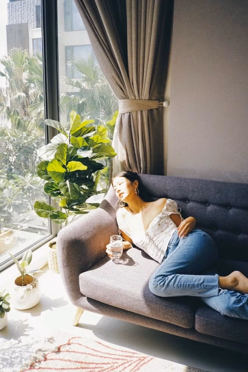 Tuy không có quy tắc nào khi sắp xếp nhà cửa, Amandine đặt ra vài quy tắc cho việc dọn dẹp. Cô không bao giờ để chén dĩa bẩn trong bồn rửa. Bên cạnh đó, cô luôn dọn dẹp phòng ốc hàng ngày với máy hút bụi nhỏ. Với bao gối và ga giường, mỗi cuối tuần Amandine luôn đem giặt với nước nóng 60 độ C để khử trùng tốt hơn.